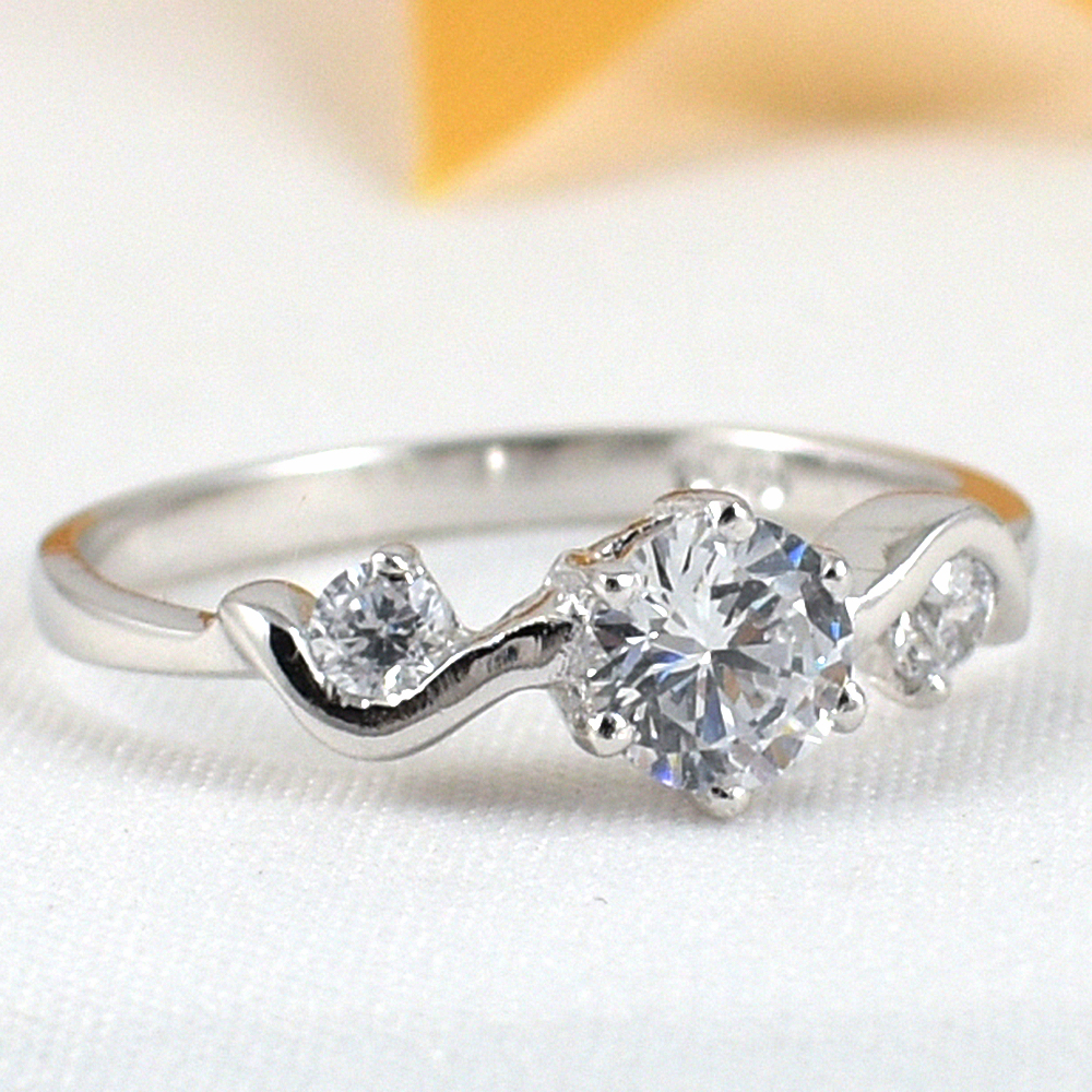 แหวนเงินแท้ราคาถูกชุบทองคำขาว เพชรCZเม็ดกลาง 0.50 กะรัต เพชรCZเม็ดข้าง 0.12 กะรัต งานประณีตสวยงาม สั่งผลิตค่ะ