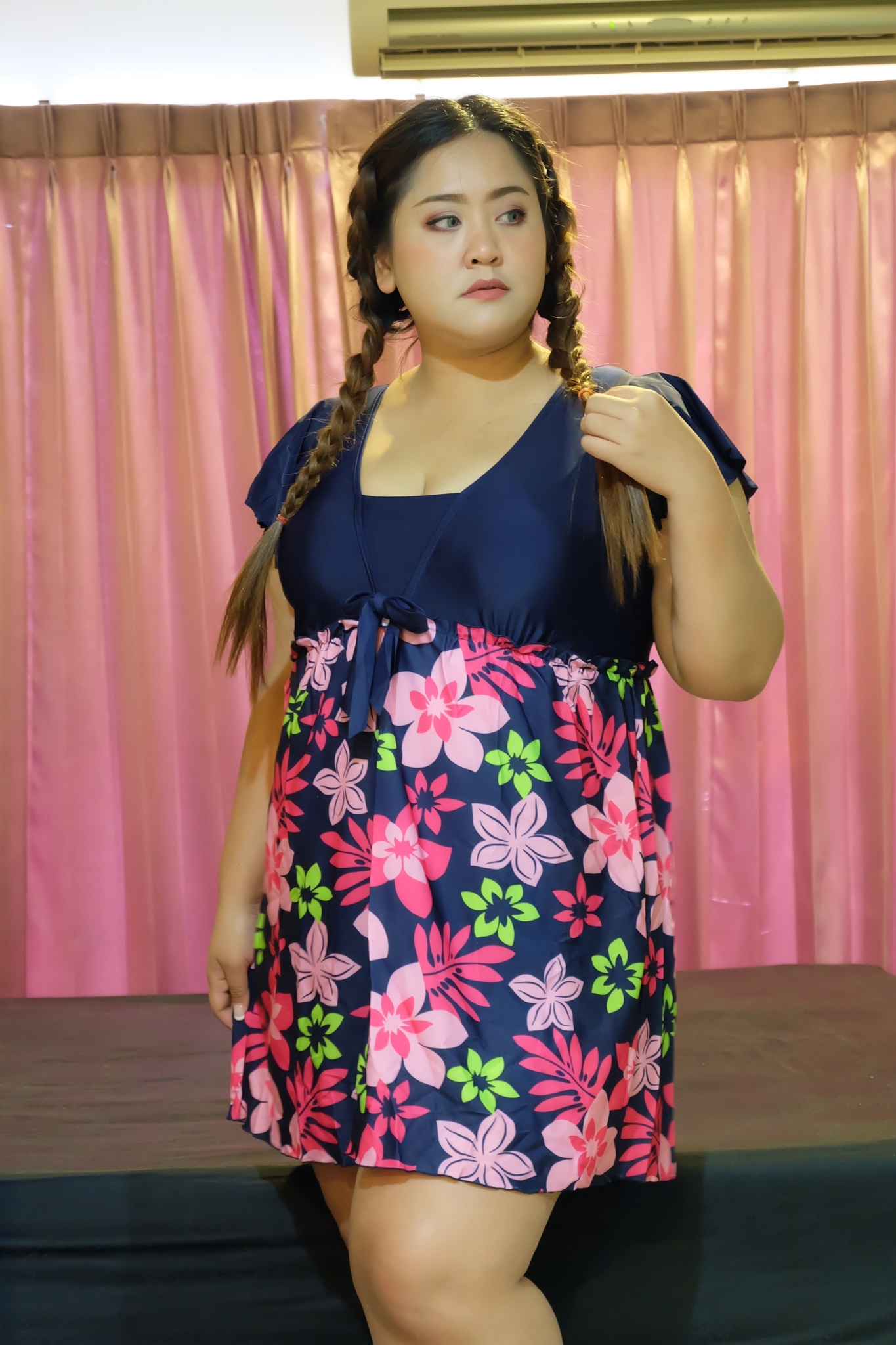 ชุดว่ายน้ำคนอ้วน รอบอก 42-46 เอว 36-46 สะโพก 40-48 นิ้วค่ะชุดยาว 32 นิ้ว ด้านในเป็นขาสั้นไม่แยกชิ้น ยืดหยุ่นดีค่ะ