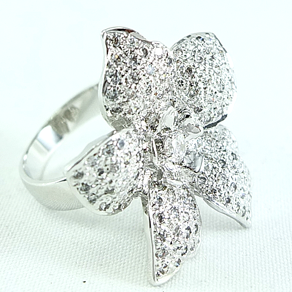 แหวนเงินแท้ราคาถูกชุบทองคำขาว เพชรCZเม็ดกลาง 0.10 กะรัต เพชรCZเม็ดข้าง 1.59 กะรัต งานประณีตสวยงาม สั่งผลิตค่ะ