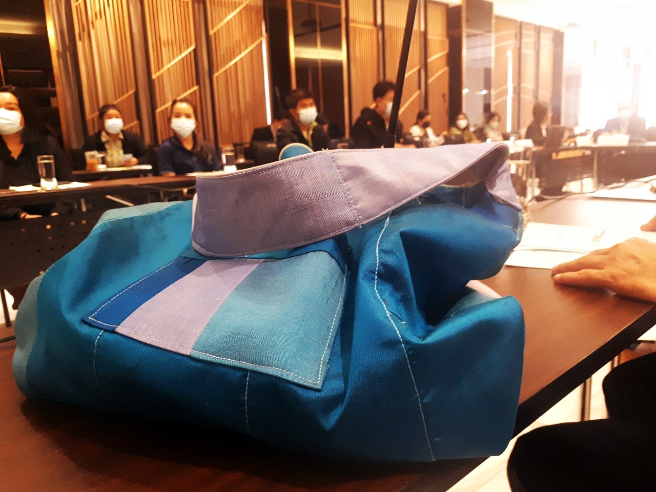 SIVAREE Circular Bag กระเป๋าผ้าไหมลดโลกร้อน ลดพลังงาน ดูแลสิ่งแวดล้อม ราคาพร้อมส่ง ฟ้า,ครีมและแดงไหมเก่า