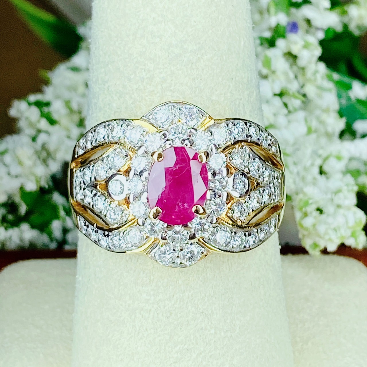แหวนพลอยทับทิมพม่าเผาเก่า Ruby bermes ล้อมเพชรรอบ ดีไซน์งาน Antique สองชั้น สีชมพูอมแดง เจียระไนเหลี่ยมเพชร มาสวยมากๆค่ะ ตัวเรือน Yellow Gold เพชรขาวสวยเล่นไฟดี