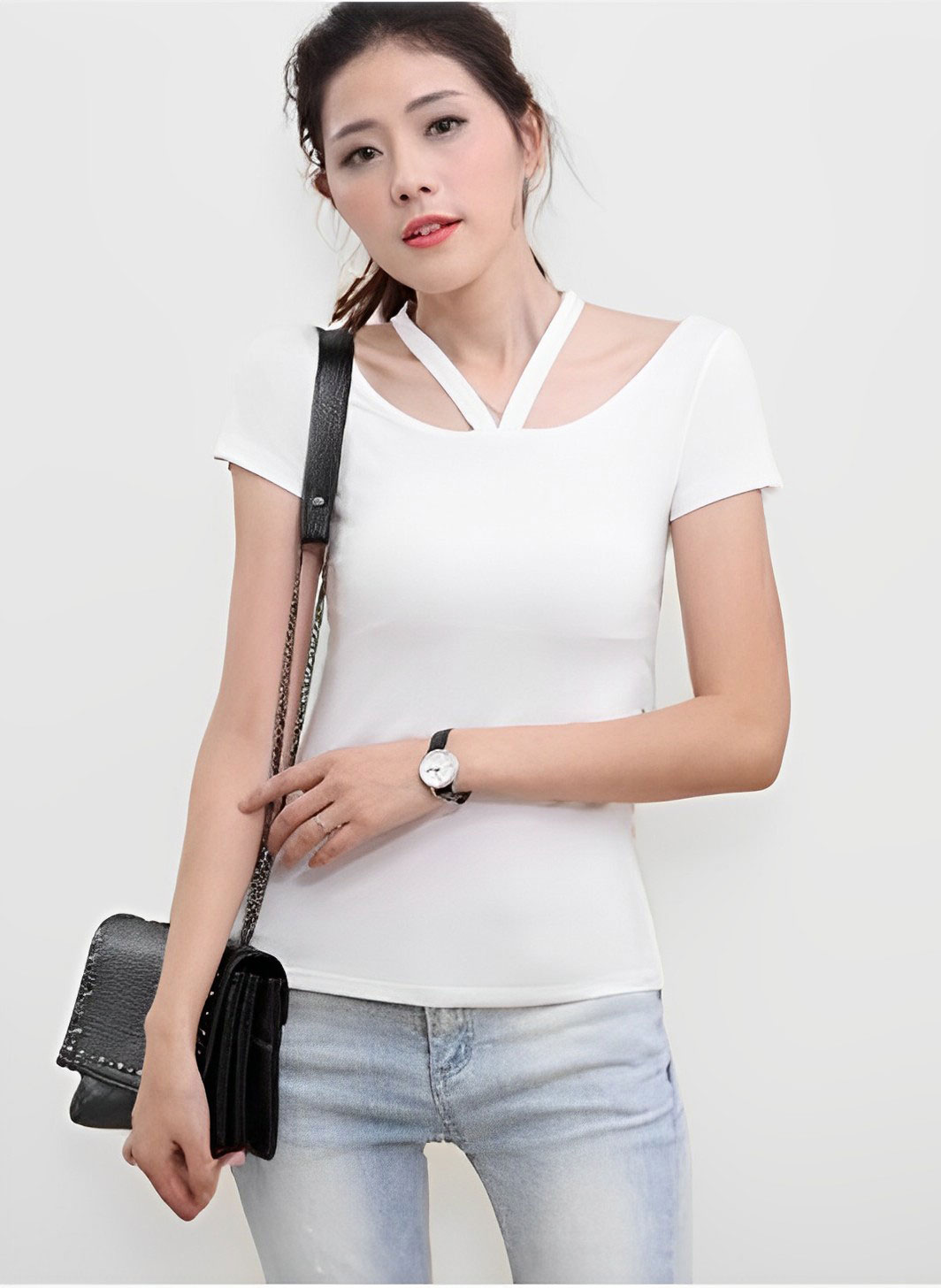 เสื้อยืดแฟชั่น คอกว้างแขนสั้น ดีเทลแต่งคล้องคอตัววี รหัส 1480-สีขาว