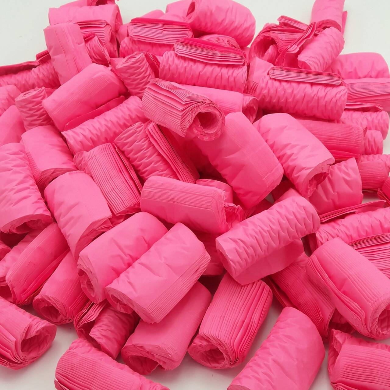 กลีบดอกไม้จันทน์ สีบานเย็นสะท้อนแสง