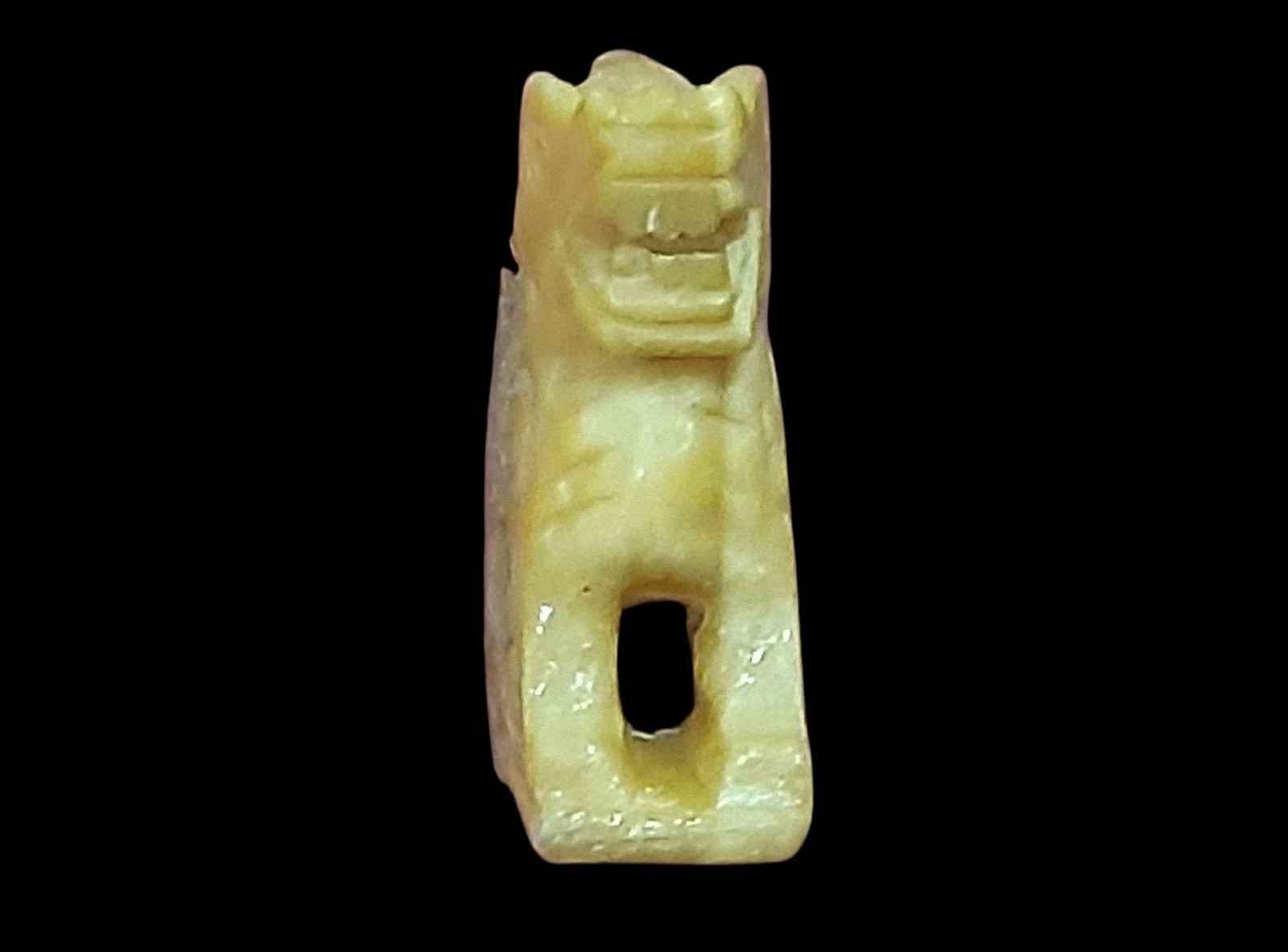 สิงห์ งาแกะ ๓ ขวัญหลวงพ่อเดิม วัดหนองโพ นครสวรรค์ ปี ๒๔๗๐-๒๔๘๒ เนื้องาแกะ ขนาดประมาณ ๒ cm. ก้นอุด