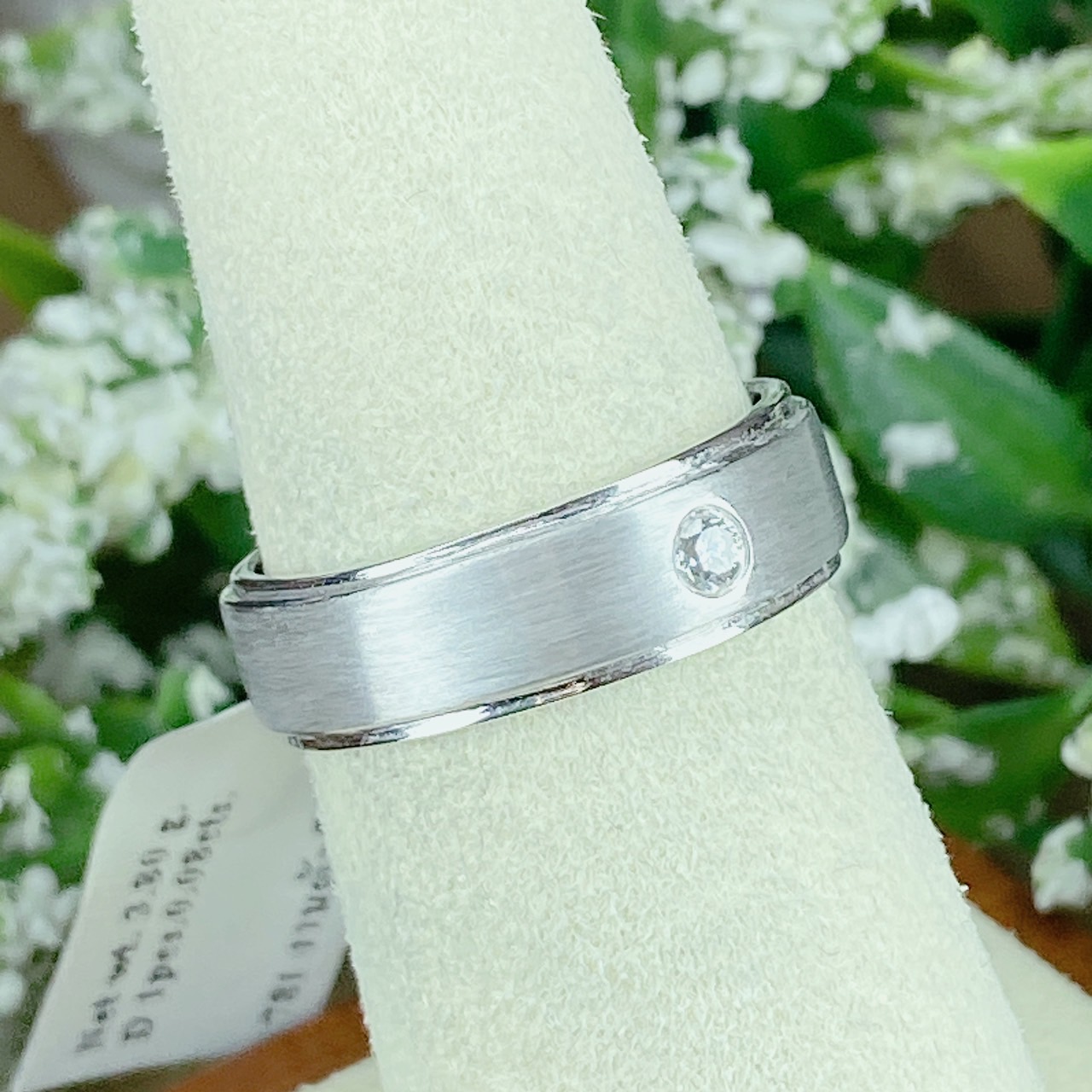 แหวนเพชรเม็ดเดี่ยวแบบหุ้ม Bazel Setting ตัวเรือน White Gold ทำซาติน Satin ตัดขอบเงาบน-ล่าง เพิ่มลูกเล่น งานตัวเรือนนอก