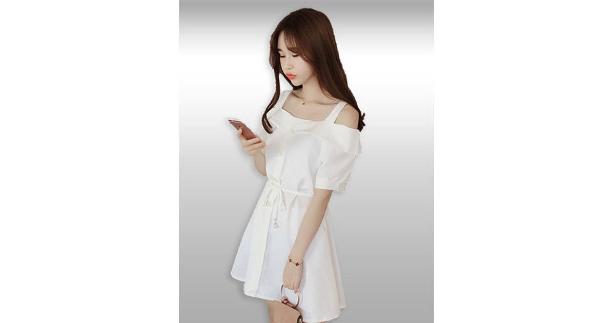 ชุดเดรสแฟชั่น โชว์ไหล่ แขนสั้น แต่งมุก-สีขาว รหัส 1375