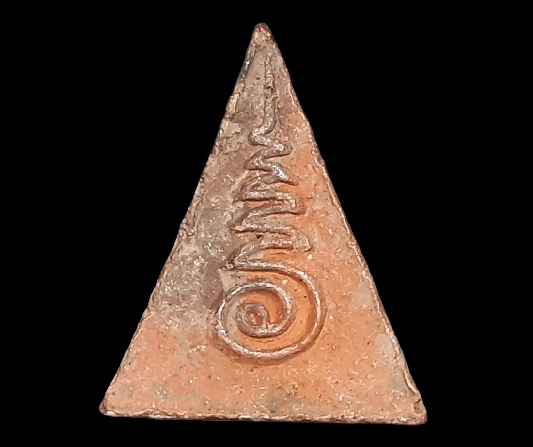 พระพุทธชินราช เนื้อดิน หลังยันต์อุ