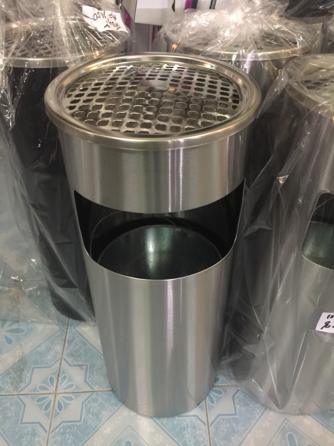 ถังขยะทรงกลมมีที่เขี่ยบุหรี่ รหัส 001-STK-BC