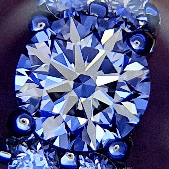 พร้อมส่งและสั่งผลิตแหวนเพชรแท้ชูเหลี่ยมสวยคมกริบประดับเพชรบริวารข้างดีไซน์สวยคลาสสิค ใส่ได้ทุกวันทุกโอกาส แหวนแต่งงาน แหวนหมั้น ใส่เที่ยว ออกงาน แหวนทองคำ18K เพชรแท้ 0.46 กะรัต 7 เม็ด ราคาถูกมาก ส่งฟรี