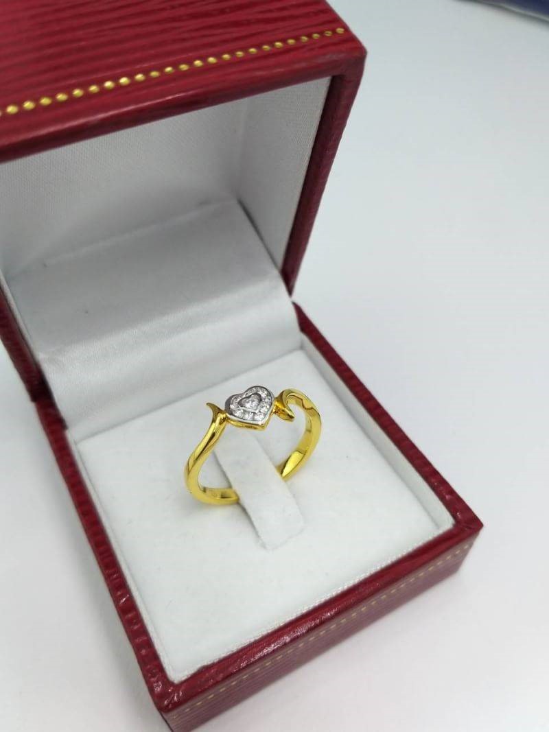 สั่งผลิตเพชรเบลเยี่ยมคัท แหวนแต่งงาน แหวนหมั้น ใส่เที่ยว ออกงาน แหวนทองคำ 18K เพชรแท้ 0.12 กะรัต 2.58 กรัม น้ำ 99 ราคาถูกมาก มีใบรับประกันค่ะ
