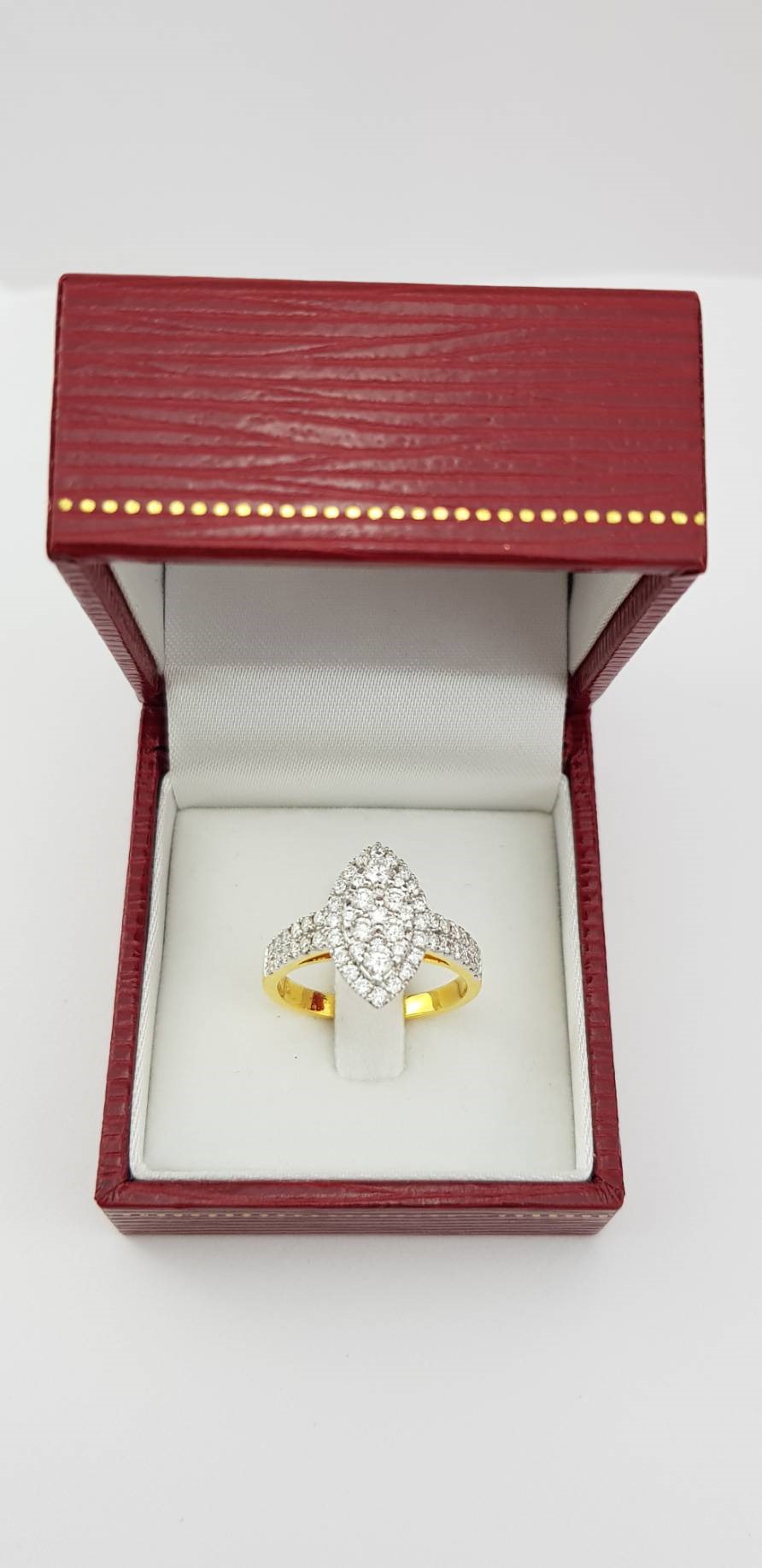 สั่งผลิตเพชรเบลเยี่ยมคัท แหวนแต่งงาน แหวนหมั้น ใส่เที่ยว ออกงาน แหวนทองคำ 18K เพชรแท้ 0.91 กะรัต 5.45 กรัม น้ำ 99 ราคาถูกมาก มีใบรับประกันค่ะ