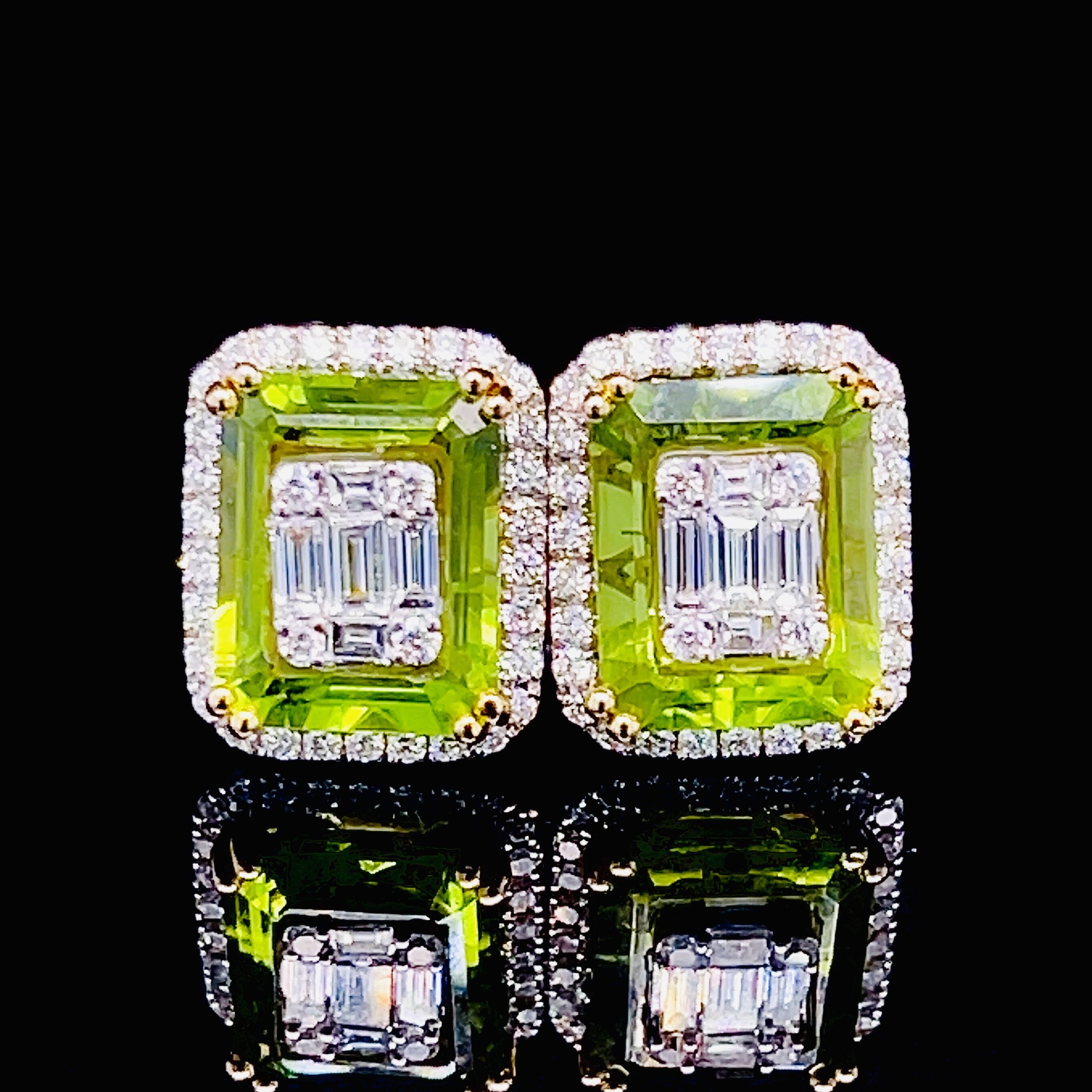 ต่างหู Natural Green Peridot โดยชุดผลงานนี้เราใช้ Peridot อัญมณีสีเขียวสวย สีเขียวใบมะกอก