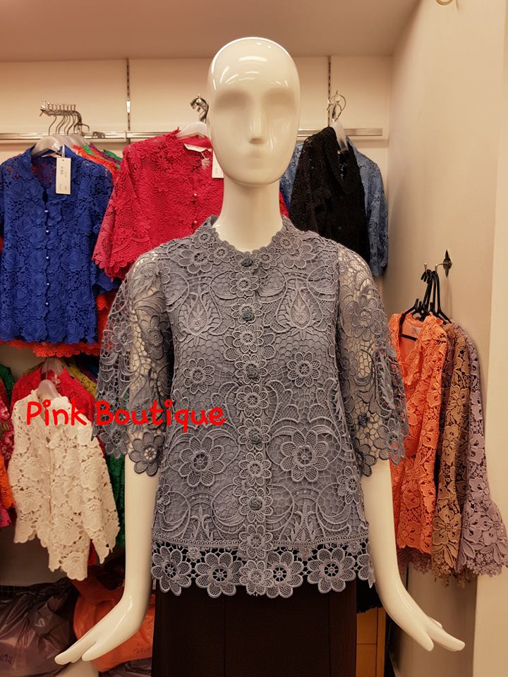 เสื้อลูกไม้เนื้อเงา กระดุมหน้า ทรงเอ