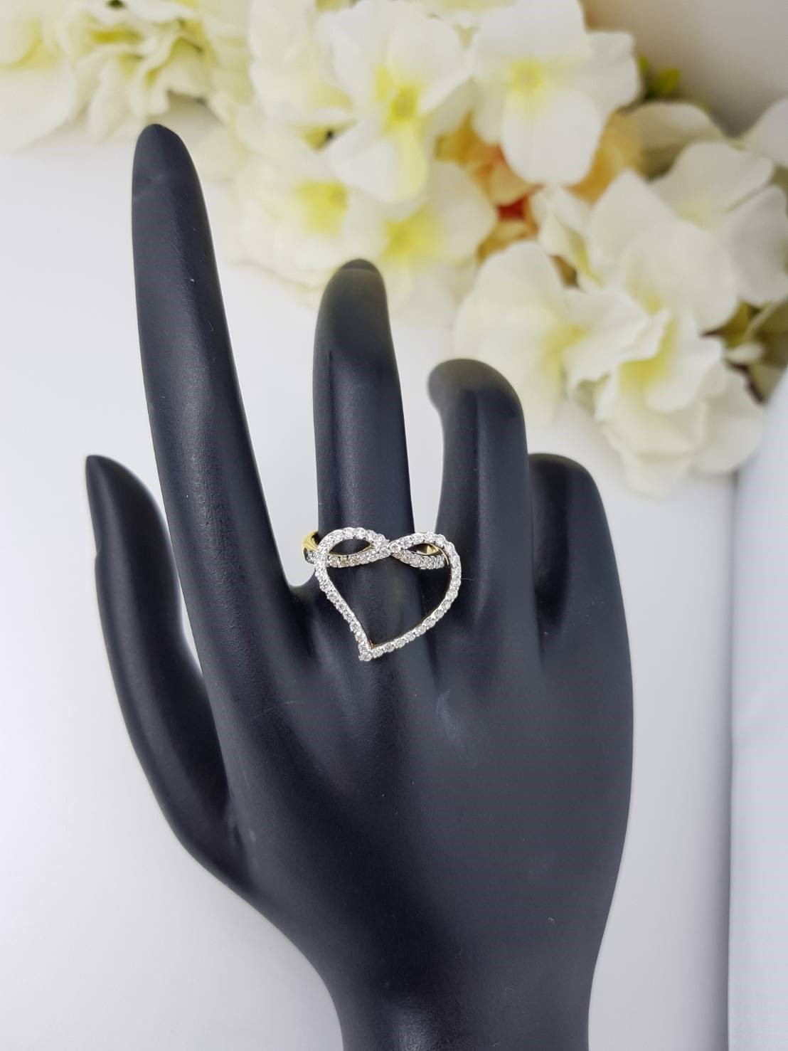 สั่งผลิตเพชรเบลเยี่ยมคัท แหวนแต่งงาน แหวนหมั้น ใส่เที่ยว ออกงาน แหวนทองคำ 18K เพชรแท้ 0.57 กะรัต 3.84 กรัม น้ำ 99 ราคาถูกมาก มีใบรับประกันค่ะ