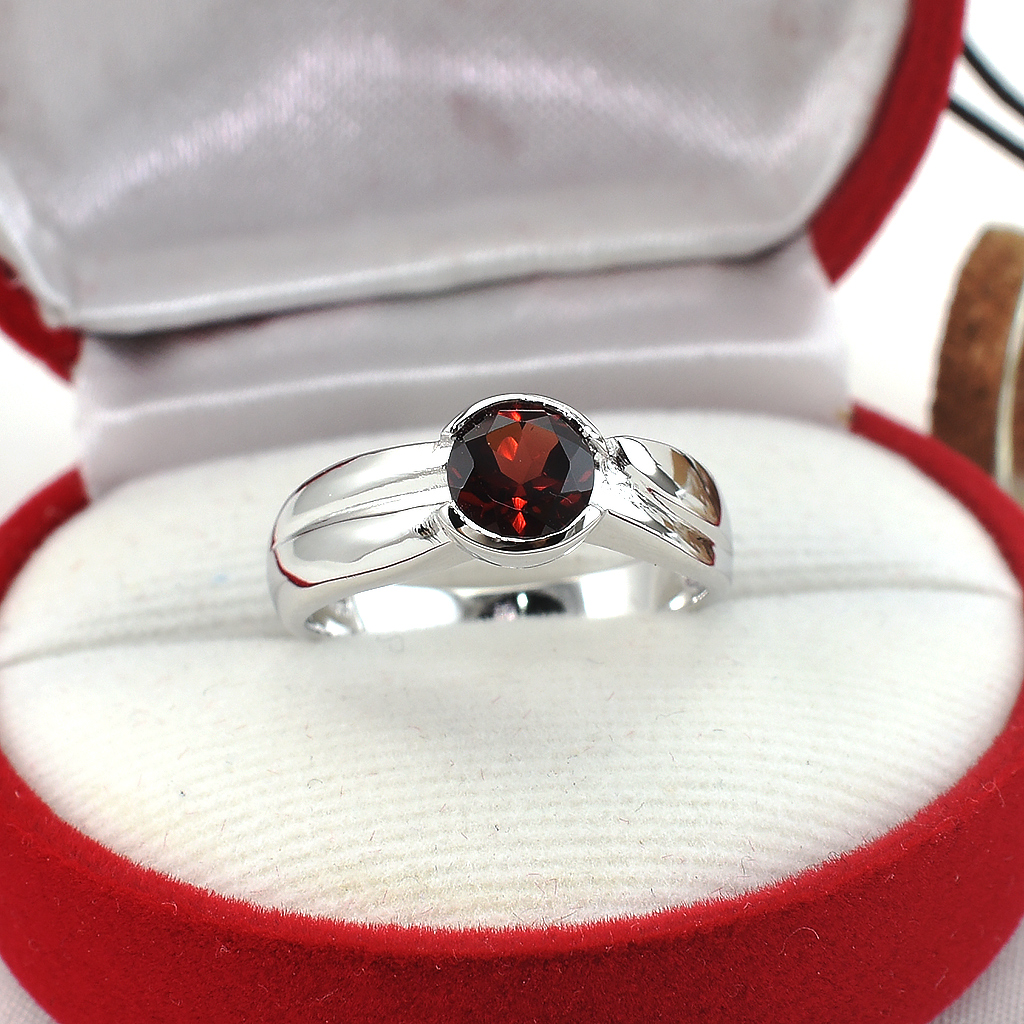 แหวนเงินแท้ราคาถูกชุบทองคำขาว โกเมนแท้ 1.20 กะรัต งานประณีตสวยงาม สั่งผลิตค่ะ