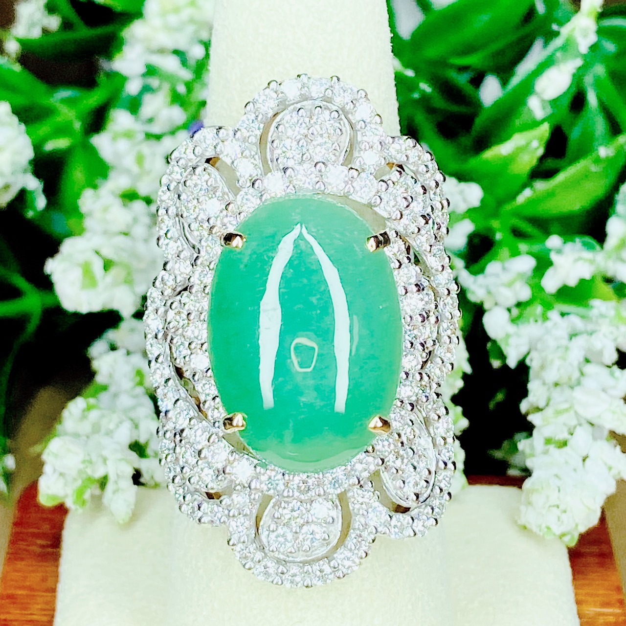แหวนพลอยหยกพม่าหลังเบี้ย รูปไข่ Oval Shaped มาเม็ดใหญ่ ฝังเพชรดีไซน์สวยอลังการ อีก 3กะรัต‼️ วงนี้เพชรขาวสวยมากค่ะ เพชรน้ำ 98 หน้ากว้าง ใส่สวยเต็มหน้านิ้วเลยค่ะ ทองมาหนักเกือบบาท ราคานี้คุ้มสุดๆ