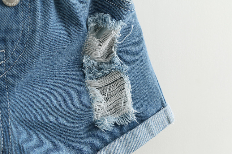 ชุดเสื้อสีขาว+กางเกงยีนส์ขาสั้น