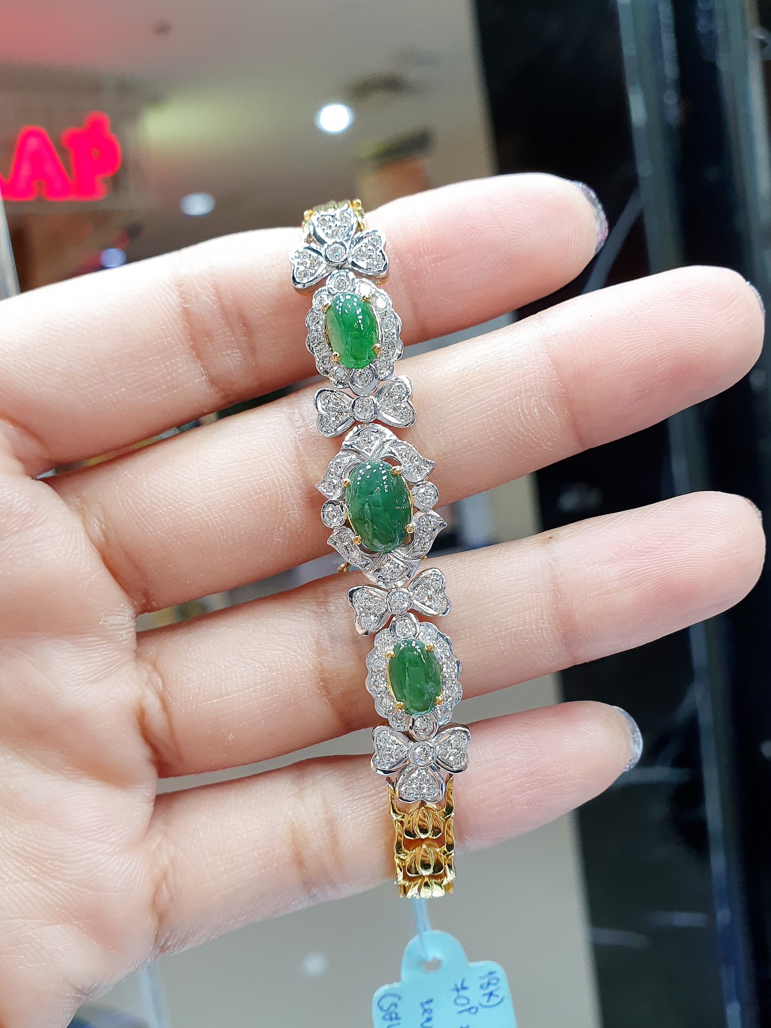 พร้อมส่งและสั่งผลิตสร้อยข้อมือทองเพชรแท้ขาวสวยไฟดี ตัวเรือนแข็งแรงชิ้นนี้สุดคุ้มค่ะ พลอยหยกพม่าสีสวยธรรมชาติ Type A ดีไซน์หน้ากว้างหรูหรา แต่งงาน หมั้น ใส่เที่ยว ออกงาน ทองคำ 18K เพชรแท้ 1.08 กะรัต 70 เม็ด ราคาถูกมาก ส่งฟรี