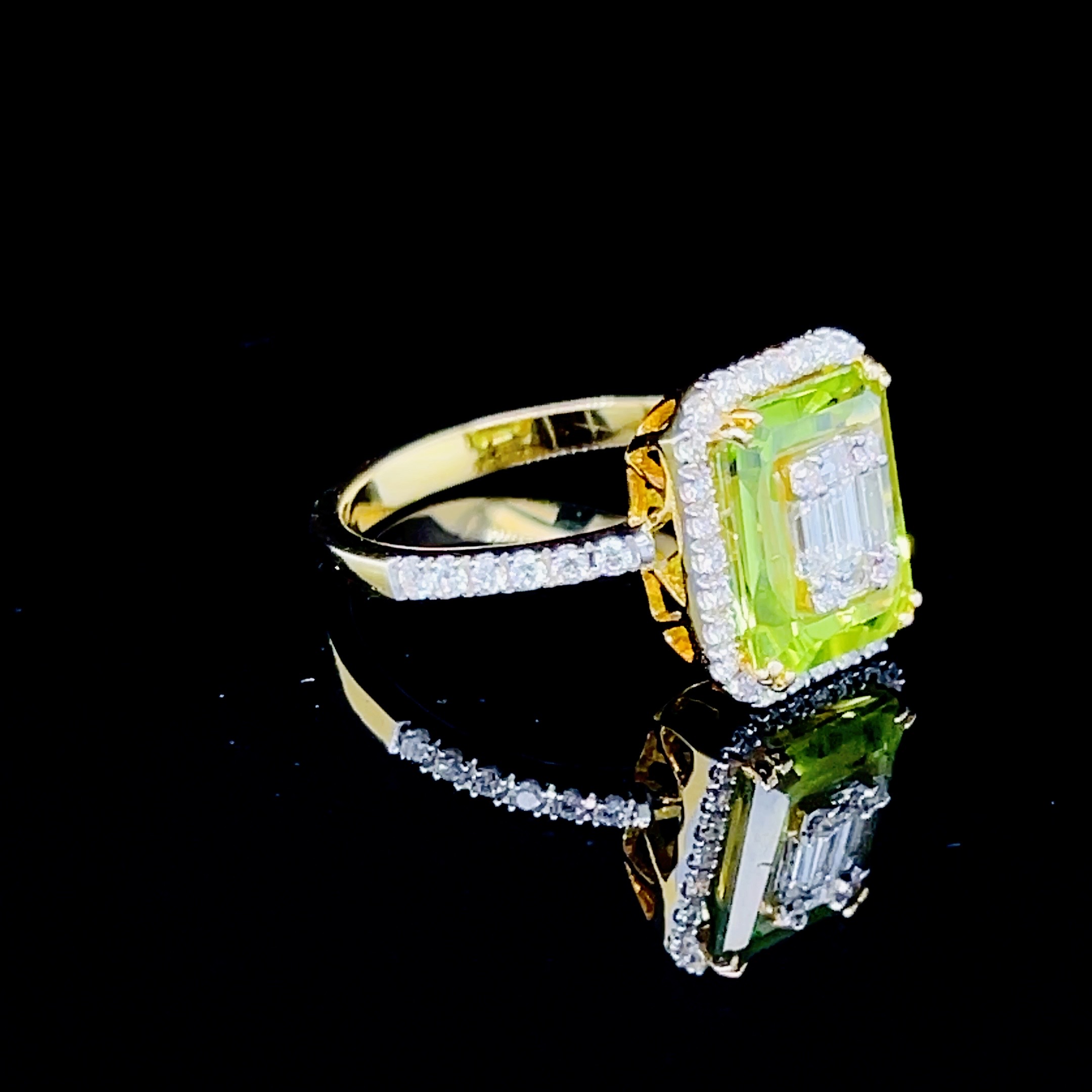 แหวนพลอย Natural Green Peridot โดยชุดผลงานนี้เราใช้ Peridot อัญมณีสีเขียวสวย สีเขียวใบมะกอก