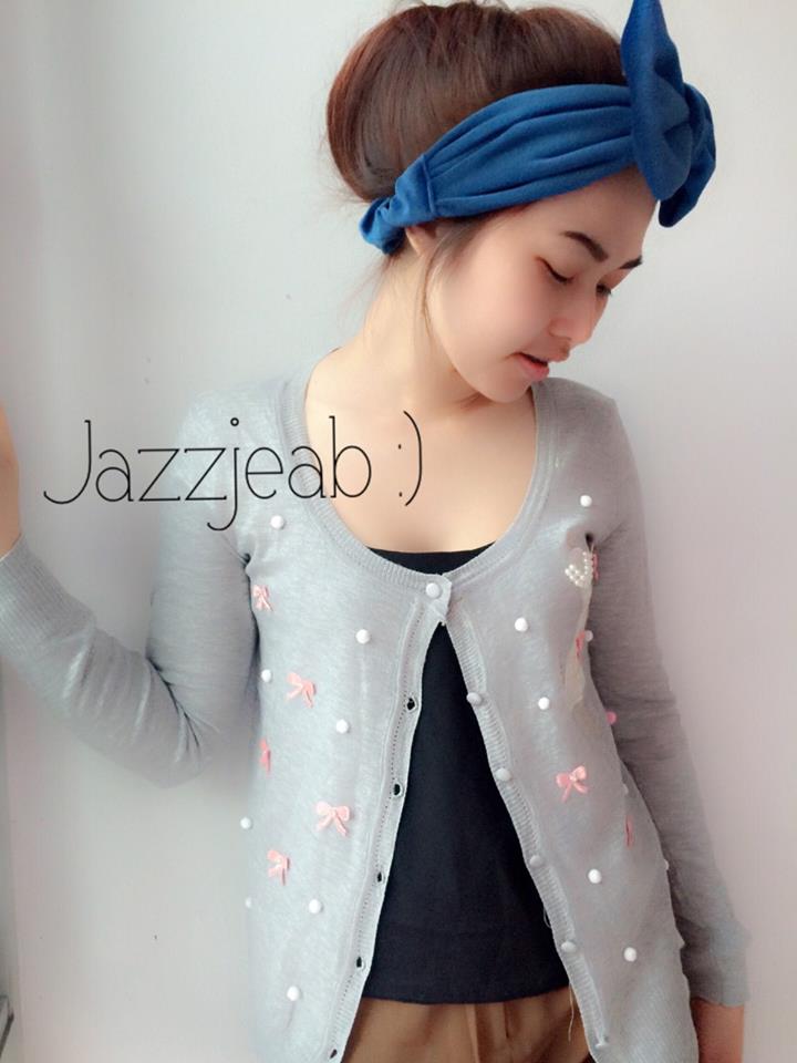 เสื้อคลุมสีเทา ติดโบว์สีชมพู