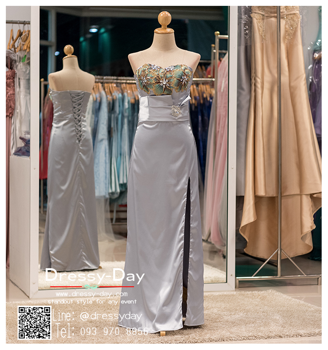 รหัส ชุดราตรี : BB003 ชุดแซกเกาะอกเข้ารูป ชุดราตรียาวตกแต่งดอกไม้ช่วงอกสวยหรู สีเทาเงิน ผ้าซาตินสวยงานดี เหมาะเป็นชุดไปงานแต่งงานกลางวัน กลางคืน