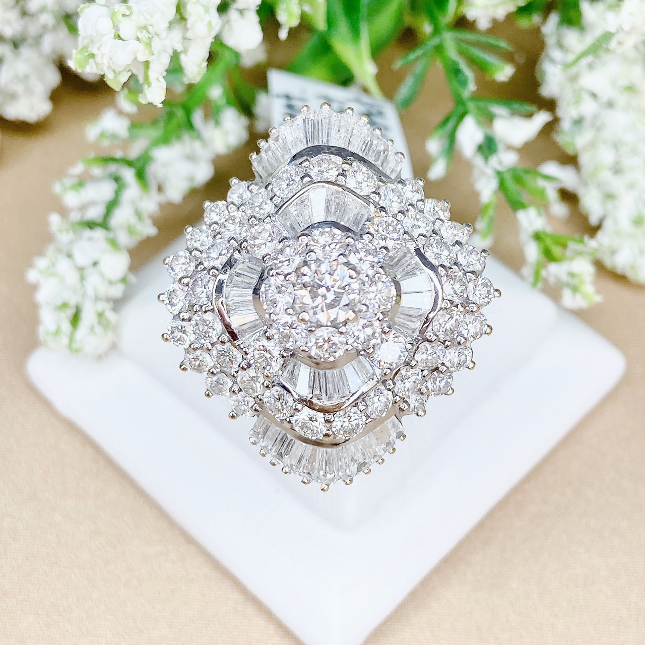 แหวนเพชรหน้ากว้าง ดีไซน์สวยแปลกใหม่ วงใหญ่ ตรงกลางเพชร 30 ตัง ล้อมเพชรกลมและเพชรบาเก็ตรอบวง ตัวเรือนทอง