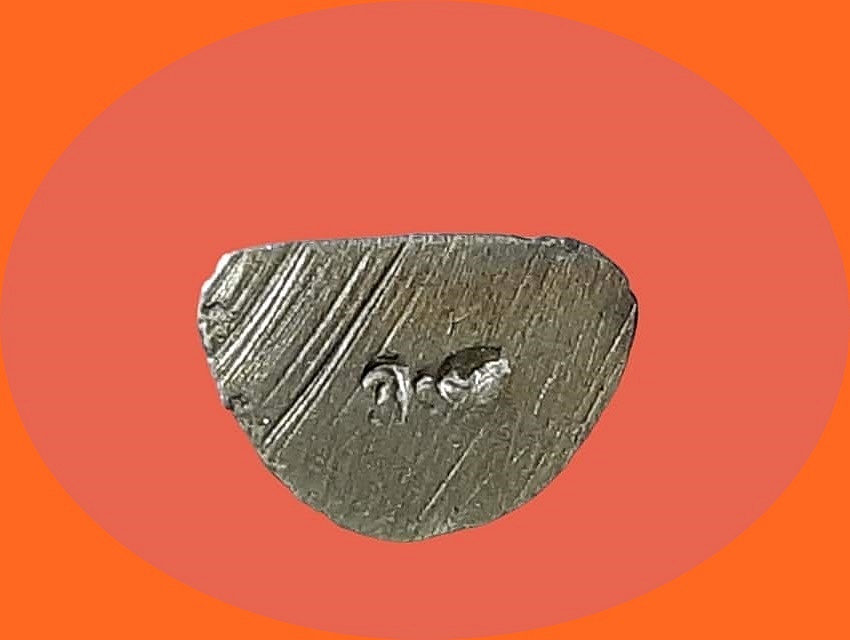 รูปเหมือนหล่อ หลวงพ่อเคลือบ วัดหนองกระดี่ อุทัยธานี หล่อตัน เนื้อทองผสม ฐานตอก ๑๙