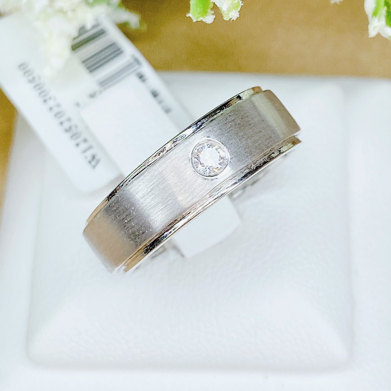 แหวนเพชรเม็ดเดี่ยวแบบหุ้ม Bazel Setting ตัวเรือน White Gold ทำซาติน Satin ตัดขอบเงาบน-ล่าง เพิ่มลูกเล่น งานตัวเรือนนอก