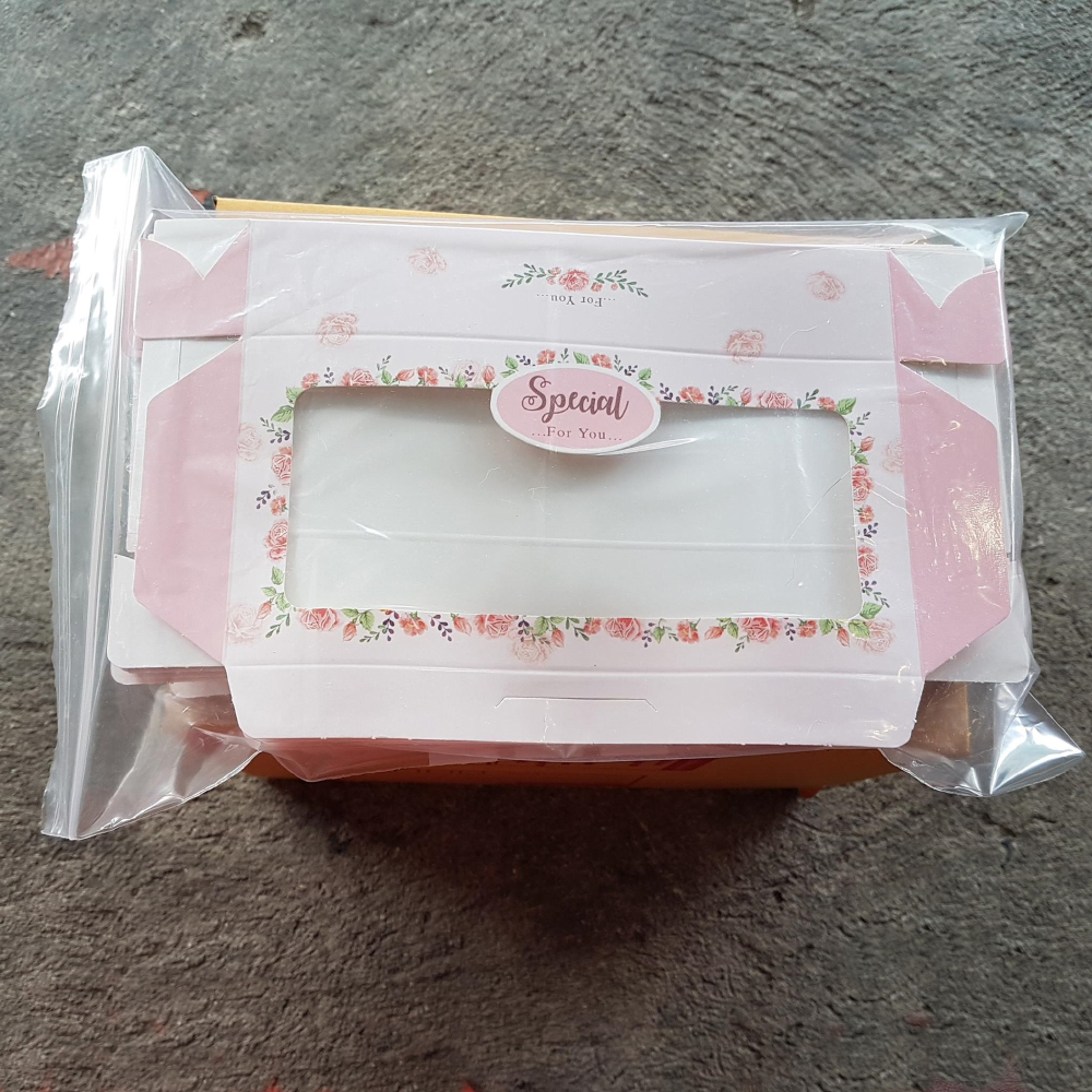 กล่องพิมพ์ลาย มีหน้าต่างใส ขนาด 7.5 x 15 x 3 เซนติเมตร ใส่ของขวัญ ของชำร่วย ขนม เครื่องประดับ มี 4 สีให้เลือก