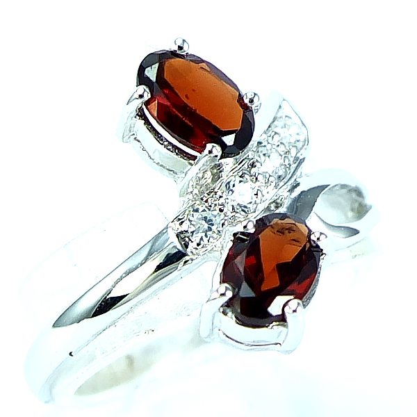 แหวนเงินแท้ราคาถูกชุบทองคำขาว พลอยแท้โกเมน 1.00 กะรัต เพชรCZ 0.090 กะรัต งานประณีตสวยงาม สั่งผลิตค่ะ