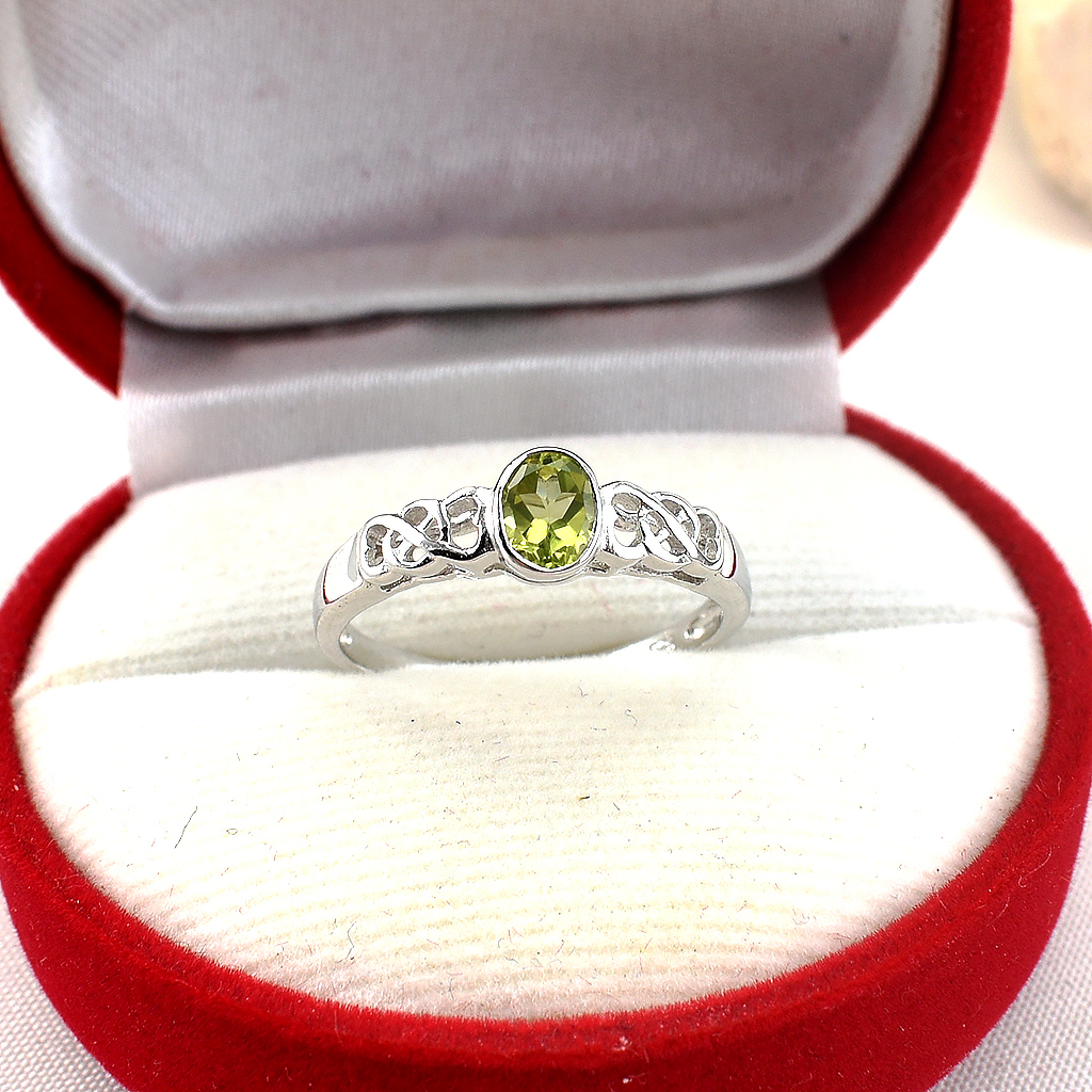 แหวนเงินแท้ราคาถูกชุบทองคำขาว เพอริดอทแท้ 0.45 กะรัต งานประณีตสวยงาม สั่งผลิตค่ะ