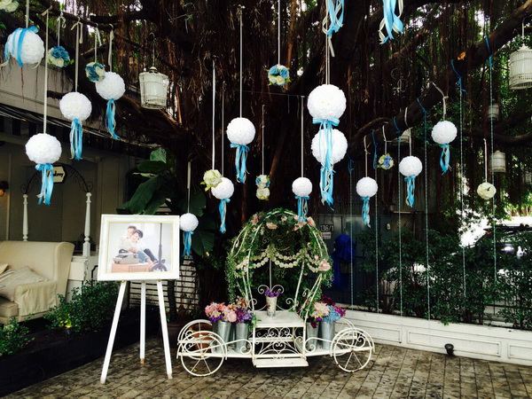 ลูกบอลดอกไม้สีขาว (ริบบิ้นฟ้า)