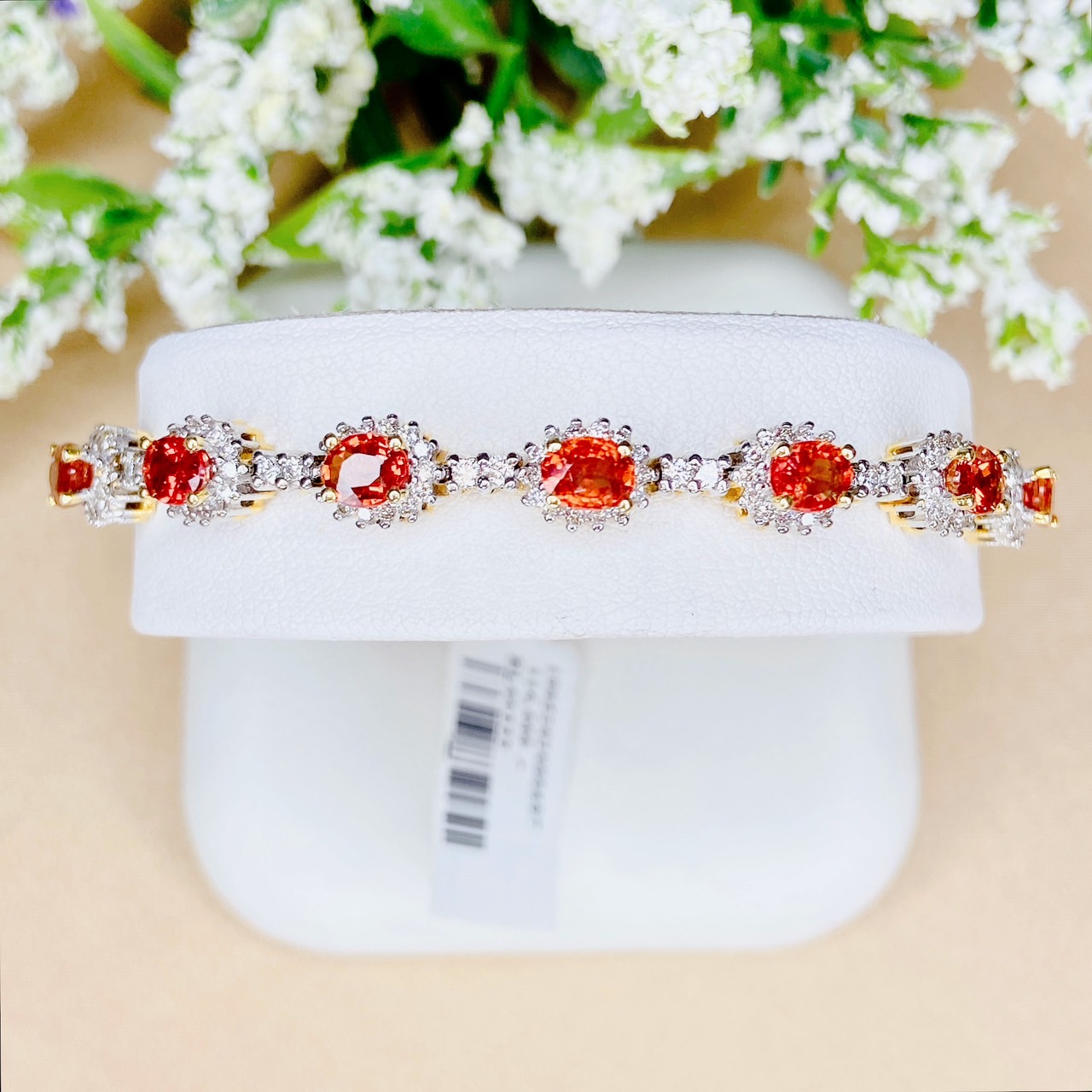 สร้อยข้อมือพลอยซองเจียล้อมเพชรเรียงแถว 7 เม็ด สีส้ม รูปร่างไข่ เจียระไน Mixed cut สี ส้มแดง ความสะอาด VS