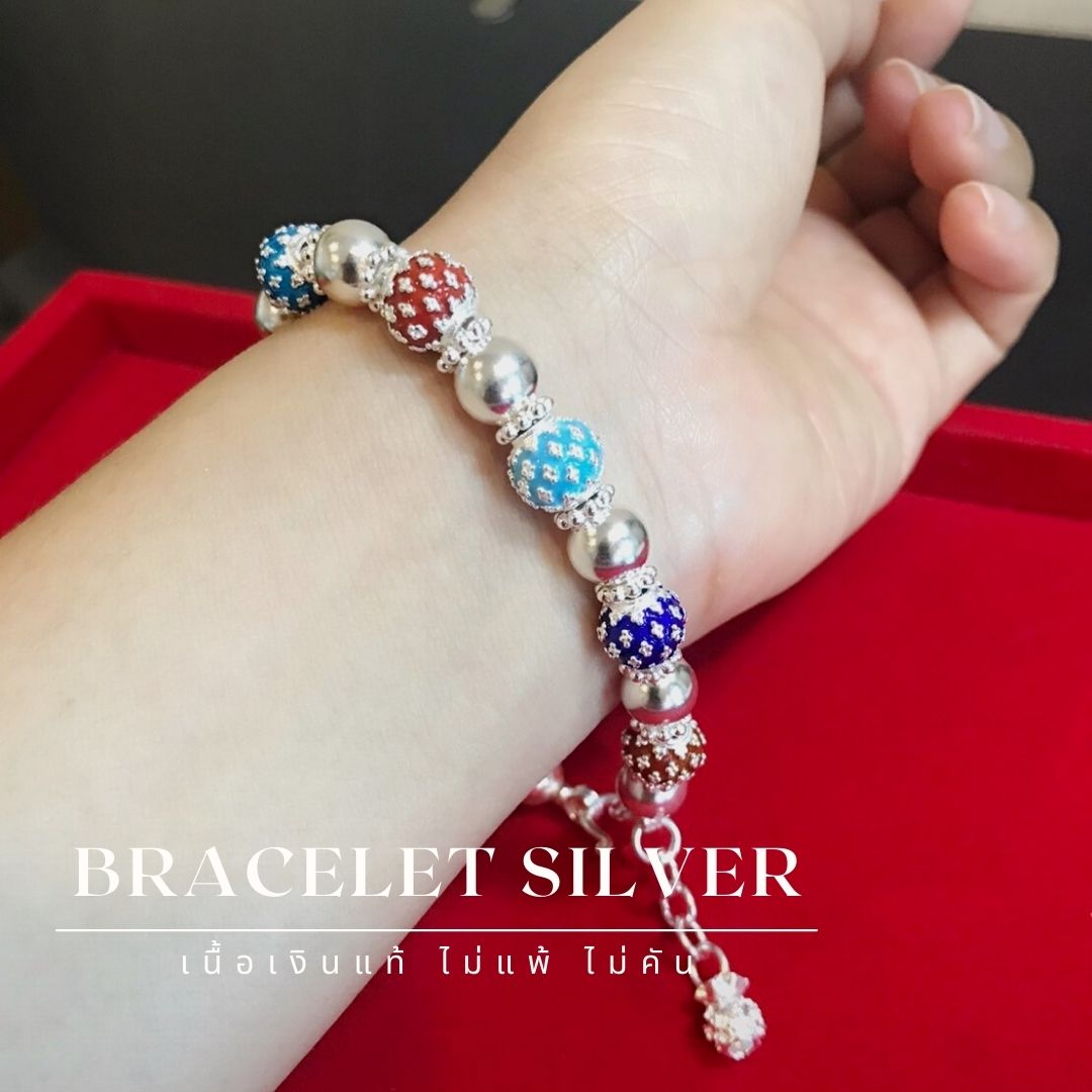 สร้อยข้อมือเงินแท้สุโขทัย ร้อยเม็ดเงินสลับเม็ดปะคำ เล่นลายดอกพิกุลลงยา หนักประมาณ 2 บาทตัน ยาว 7.8-8.2 นิ้ว(งานสุโขทัย-งานช่างทอง)