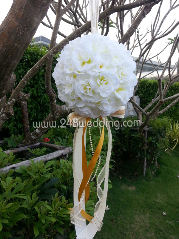 Flower ball ลูกบอลดอกไม้ (กุหลาบขาว)