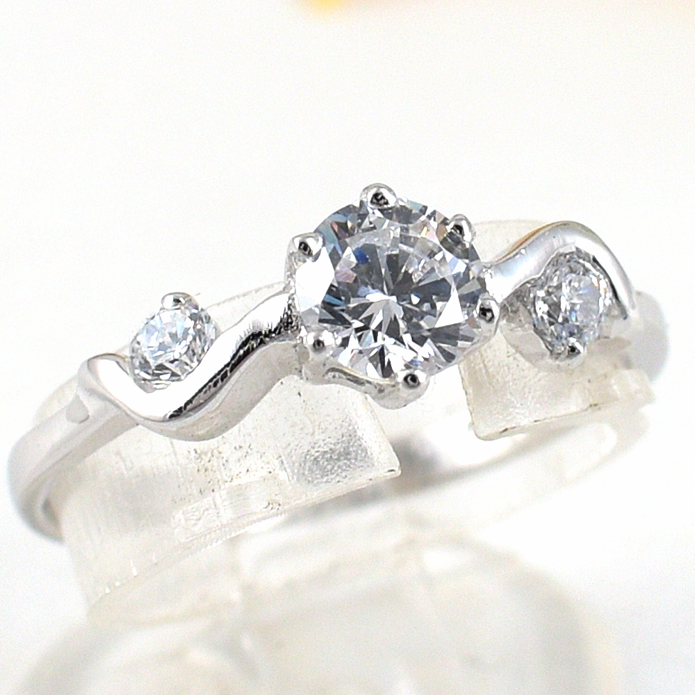 แหวนเงินแท้ราคาถูกชุบทองคำขาว เพชรCZเม็ดกลาง 0.50 กะรัต เพชรCZเม็ดข้าง 0.12 กะรัต งานประณีตสวยงาม สั่งผลิตค่ะ