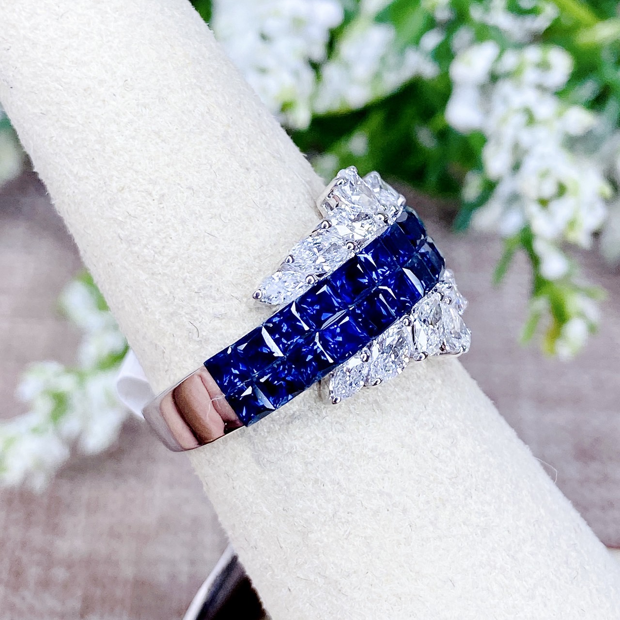 แหวนไพลินเหลี่ยม Princess cut ขอบบนและล่างของแหวนประดับด้วยเพชรแท้เจียระไนทรงหยดน้ำและทรงมาร์คีส์เรียงตัวเป็นแนวโค้ง งานเกรดส่งออกเพชรน้ำ100 ไพลินขับกับเพชรอย่างสง่างามและทรงพลัง