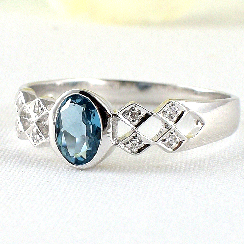 แหวนเงินแท้ราคาถูกชุบทองคำขาว ลอนดอนบลูโทปาซแท้ 0.55 กะรัต เพชรCZ 0.056 กะรัต งานประณีตสวยงาม สั่งผลิตค่ะ