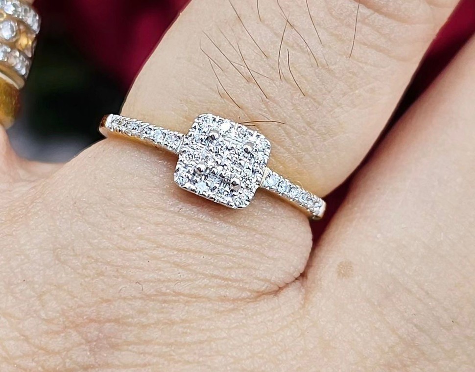 พร้อมส่งและสั่งผลิตแหวนเพชรทรงเหลี่ยมใส่ติดนิ้วได้ทุกวันค่ะ แหวนแต่งงาน แหวนหมั้น ใส่เที่ยว ออกงาน แหวนทองคำ 9K เพชรกุหลาบแท้ 0.14 กะรัต 28 เม็ด ราคาถูกมาก ส่งฟรี