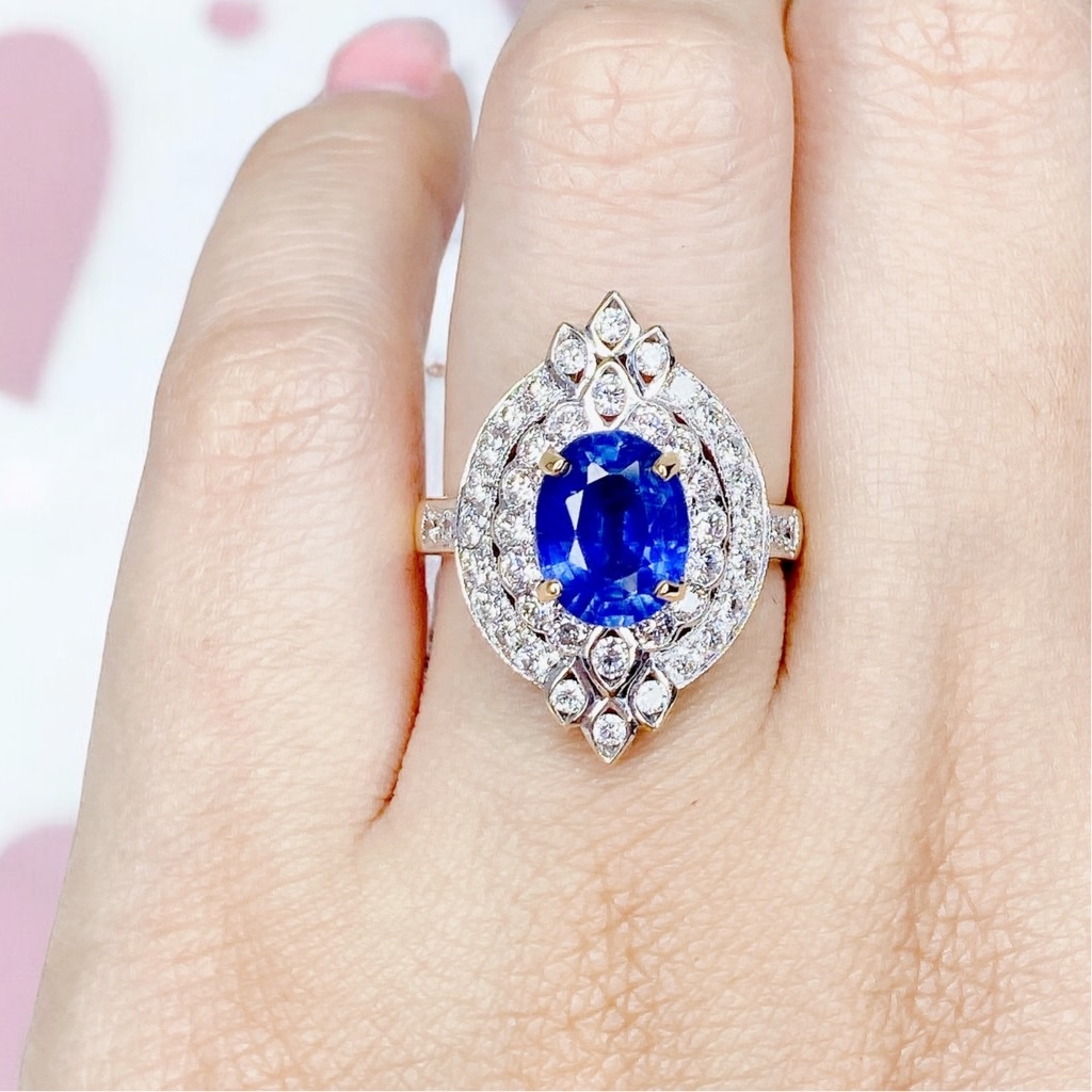 แหวนพลอยไพลิน Blue Africa ฝังเด่นๆตรง Center เพชรล้อมรอบ ตัวเรือน yellow gold วงนี้สวยมากกรี๊ดสุดๆ วงใหญ่ทองหนา เพชรสวยวิ้งเลยค่ะ