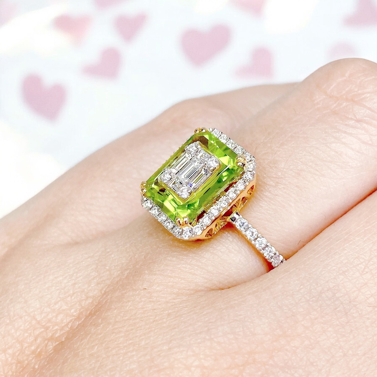 แหวนพลอย Natural Green Peridot โดยชุดผลงานนี้เราใช้ Peridot อัญมณีสีเขียวสวย สีเขียวใบมะกอก