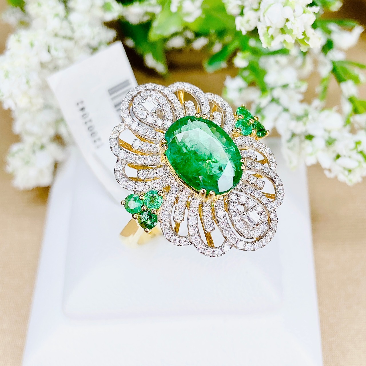 หวนพลอยมรกตแซมเบียสีเขียว Green ล้อมเพชรบริวารโดยรอบแบบวินเทจ ประดับบ่าด้วยแซมเบียชั้นสุดท้าย *** พร้อมเซอร์จาก IGA รับรอง