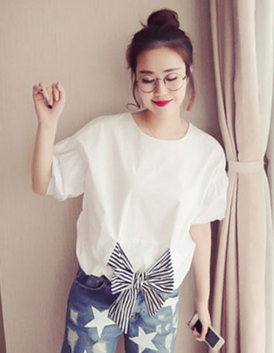 เสื้อแฟชั่นสีขาวแขนสั้น แต่งสายผูกโบว์ลายริ้วสไตล์เกาหลี รหัส 1776