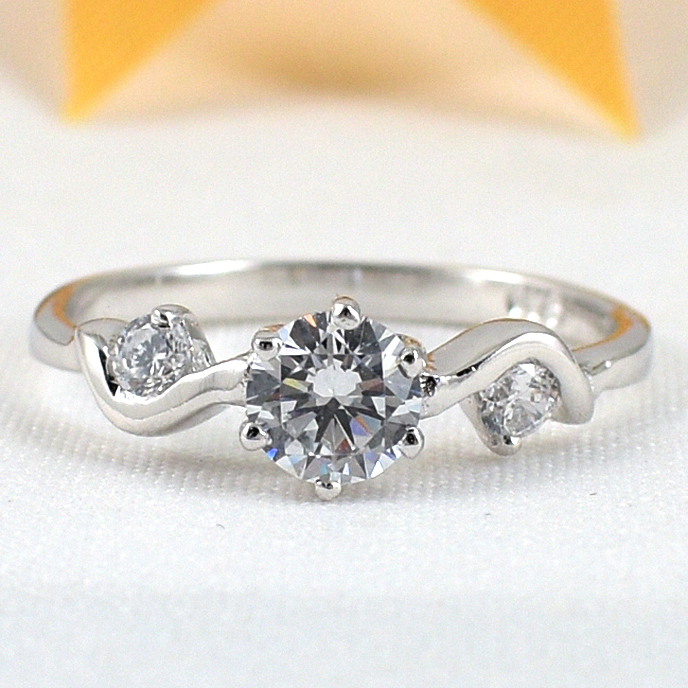 แหวนเงินแท้ราคาถูกชุบทองคำขาว เพชรCZเม็ดกลาง 0.50 กะรัต เพชรCZเม็ดข้าง 0.12 กะรัต งานประณีตสวยงาม สั่งผลิตค่ะ