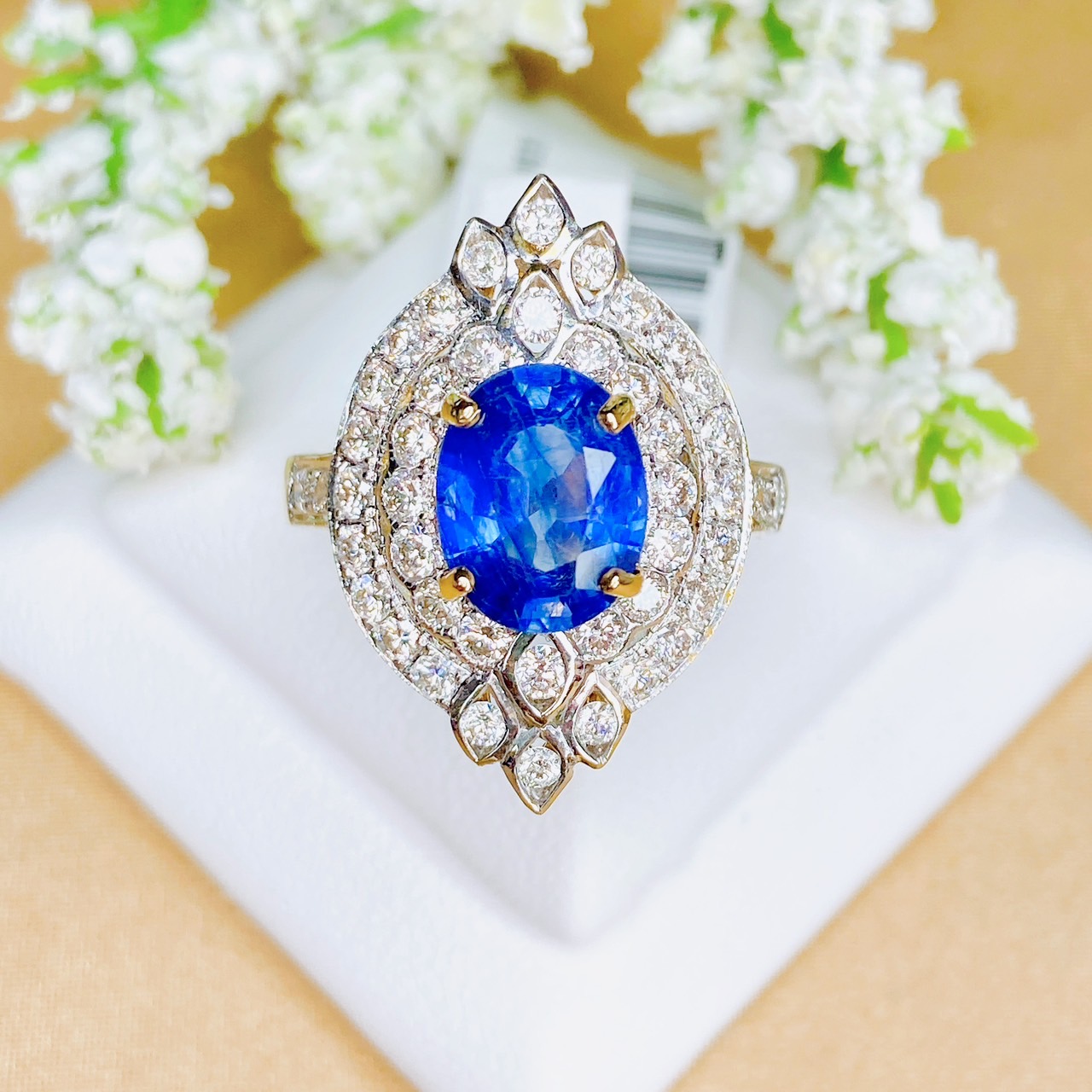 แหวนพลอยไพลิน Blue Africa ฝังเด่นๆตรง Center เพชรล้อมรอบ ตัวเรือน yellow gold วงนี้สวยมากกรี๊ดสุดๆ วงใหญ่ทองหนา เพชรสวยวิ้งเลยค่ะ