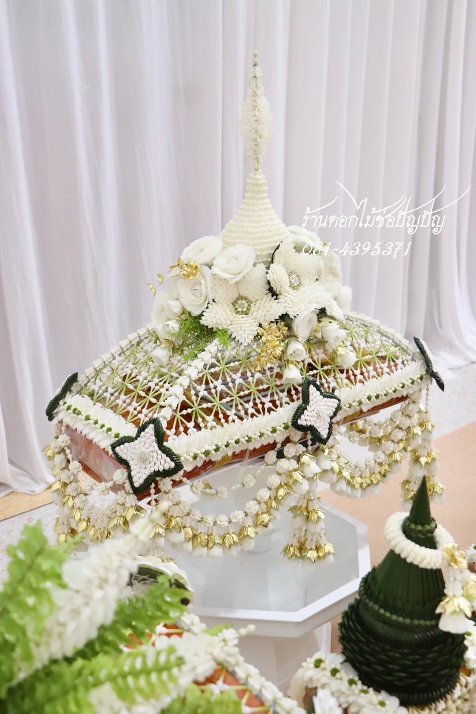 เครื่องบวชดอกไม้สดสีขาว