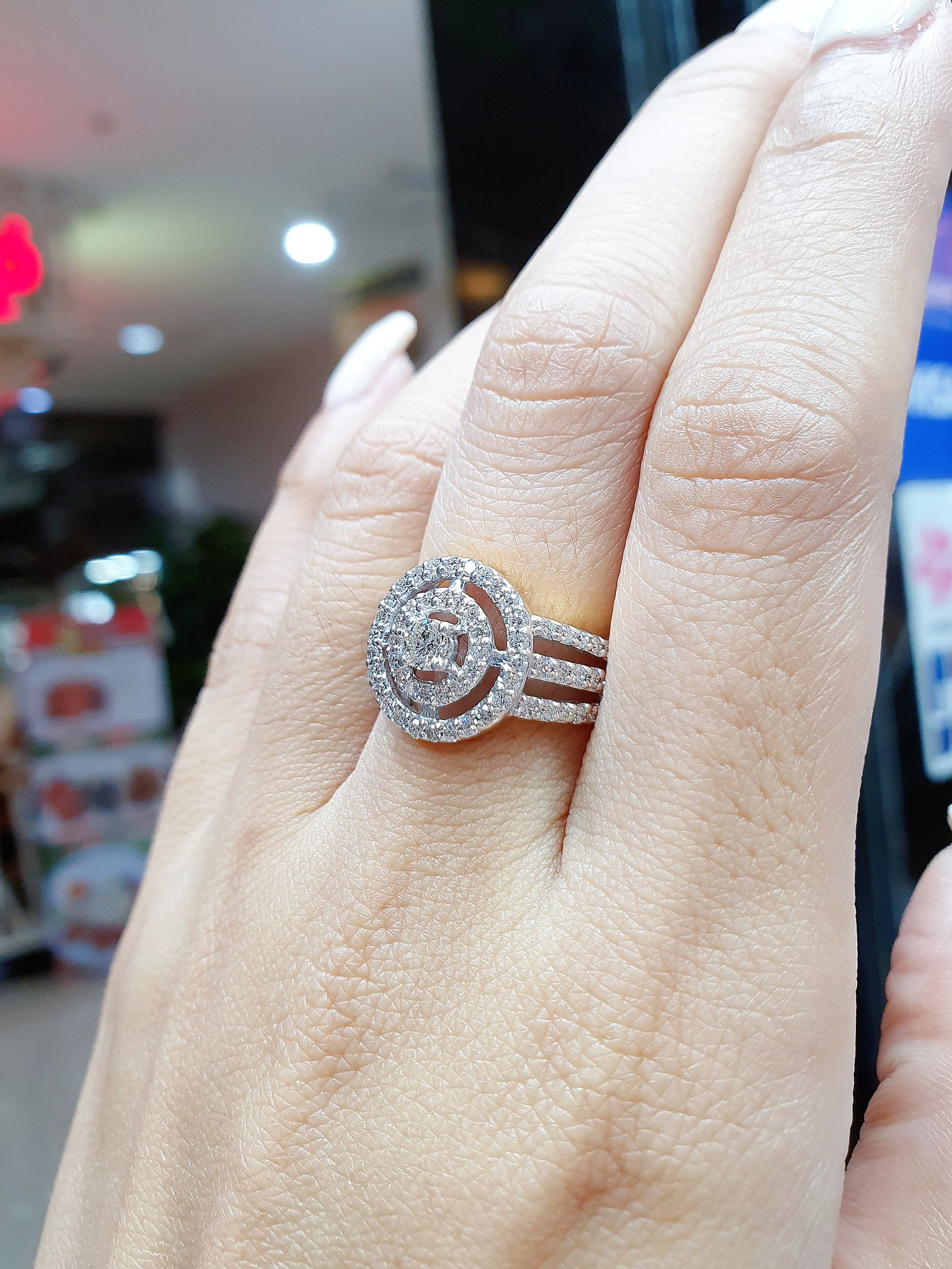 พร้อมส่งและสั่งผลิตแหวนเพชรแท้ชูประดับเพชรบริวารล้อมทรงกลมอีก2ชั้น เพิ่มความโดดเด่น แหวนแต่งงาน แหวนหมั้น ใส่เที่ยว ออกงาน แหวนทองคำ 18K เพชรเบลเยี่ยมแท้ 0.86 กะรัต 73 เม็ด ราคาถูกมาก ส่งฟรี