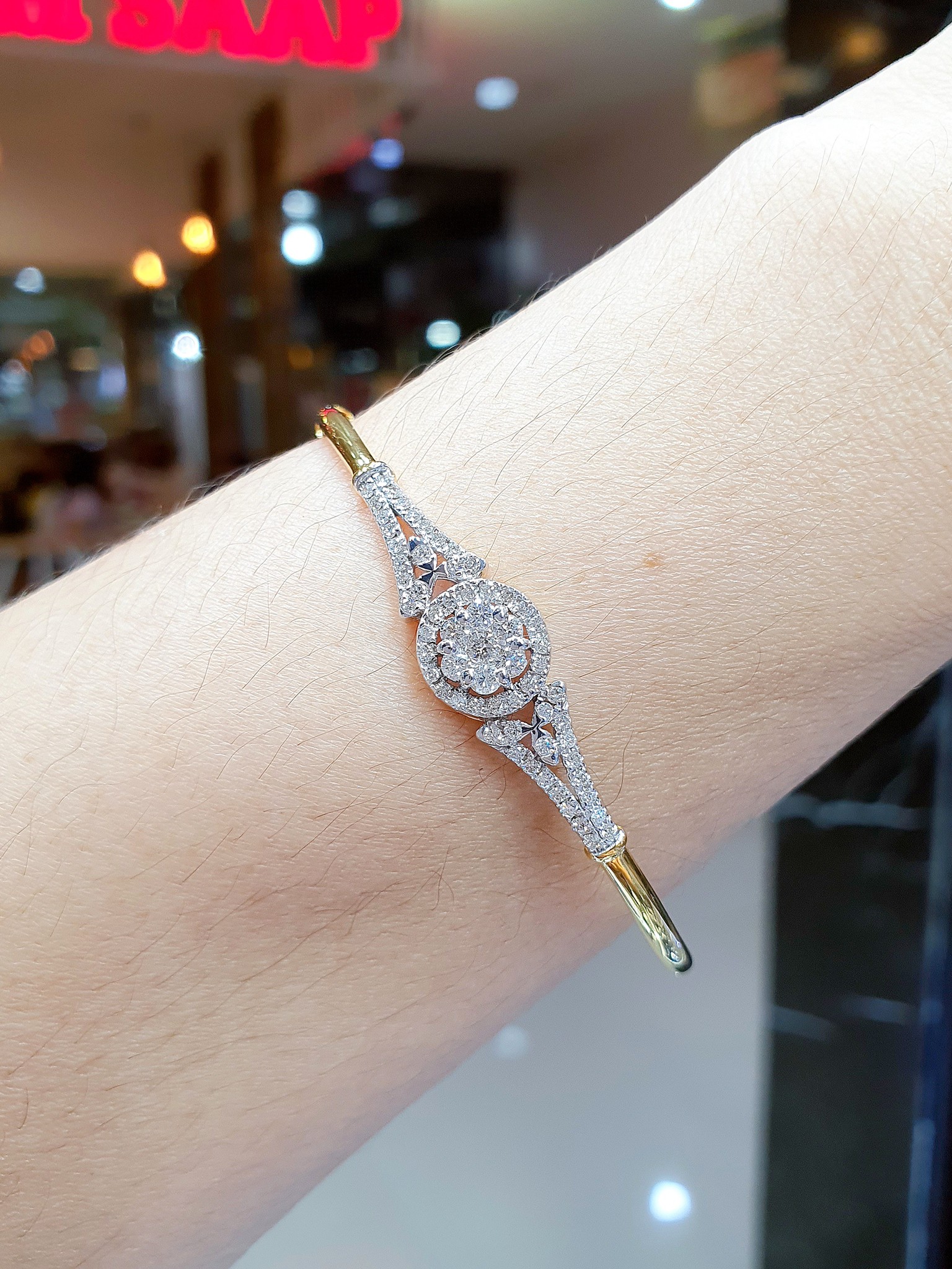 พร้อมส่งและสั่งผลิตกำไลทองเพชรแท้กระจุกดอกไม้สวยหวานโดดเด่น ทันสมัยผสมผสานความคลาสสิคเหมาะแก่การแต่งกายทุกสไตล์ แต่งงาน หมั้น ใส่เที่ยว ออกงาน ทองคำ18K เพชรเบลเยี่ยมแท้0.67 กะรัต 63 เม็ด ราคาถูกมาก ส่งฟรี