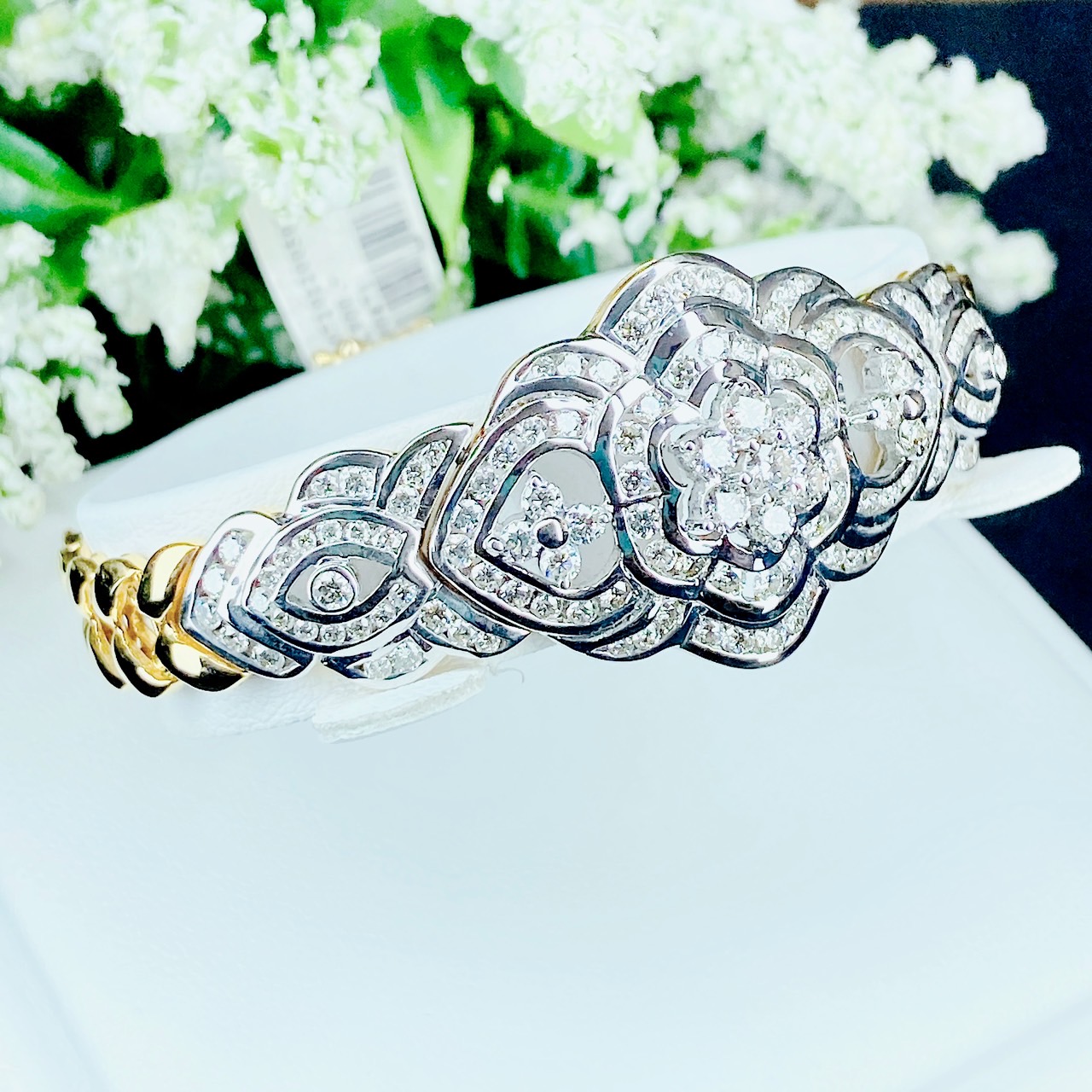 สร้อยข้อมือฝังเพชรลายฉลุเต็มหน้าตรงกลาง Center ฝังเป็นดอกพิกุล แล้วล้อมเพชรรอบชั้นนอกถัดมา ตัวเรือนทองหนา ชิ้นงานใหญ่ ใส่เต็มข้อมือ อลังการมากค่ะ