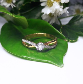 สั่งผลิตเพชรเบลเยี่ยมคัท แหวนแต่งงาน แหวนหมั้น ใส่เที่ยว ออกงาน แหวนทองคำ 18K เพชรแท้ 0.32 กะรัต 2.96 กรัม น้ำ 99 ราคาถูกมาก มีใบรับประกันค่ะ